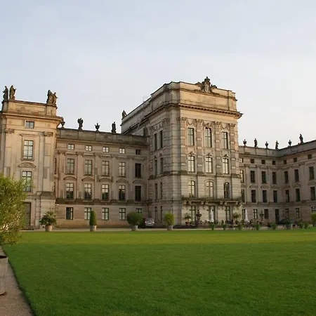 Stilvolle, Helle Altbauwohnung Am Schloss Apartman Ludwigslust